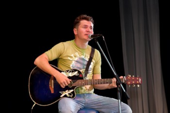 Автор новой методики быстрого обучения искусству игры на гитаре - Сергей Ковалевский.